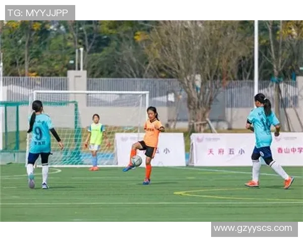 足球明星助力天府一小校园足球梦想点燃孩子们的运动热情与团队精神